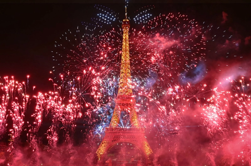 UAE leaders congratulate the President of France on National Day
