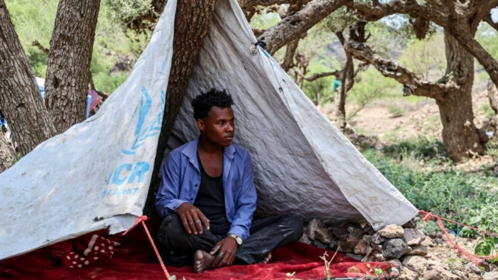 Civilians abandon homes as Yemen fighting leaves more than 300 dead